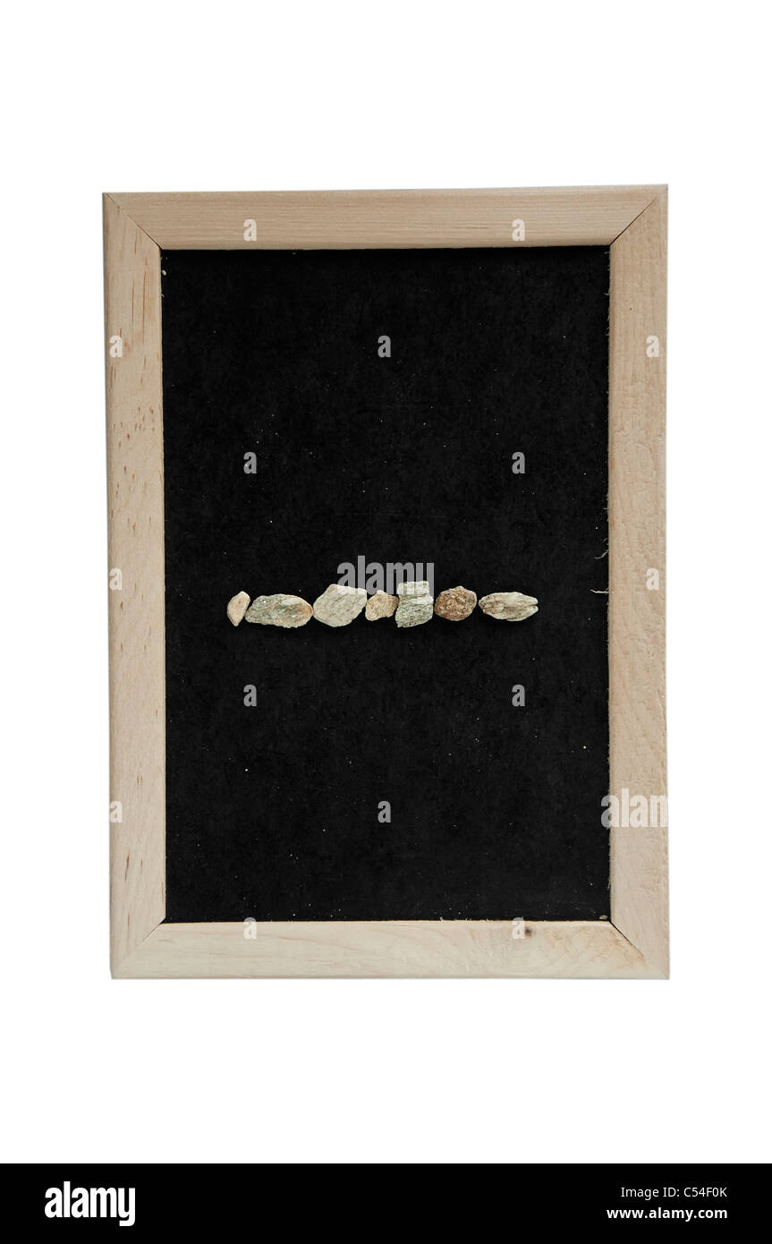Meno fatte di pietra su sfondo nero in frame. Foto Stock