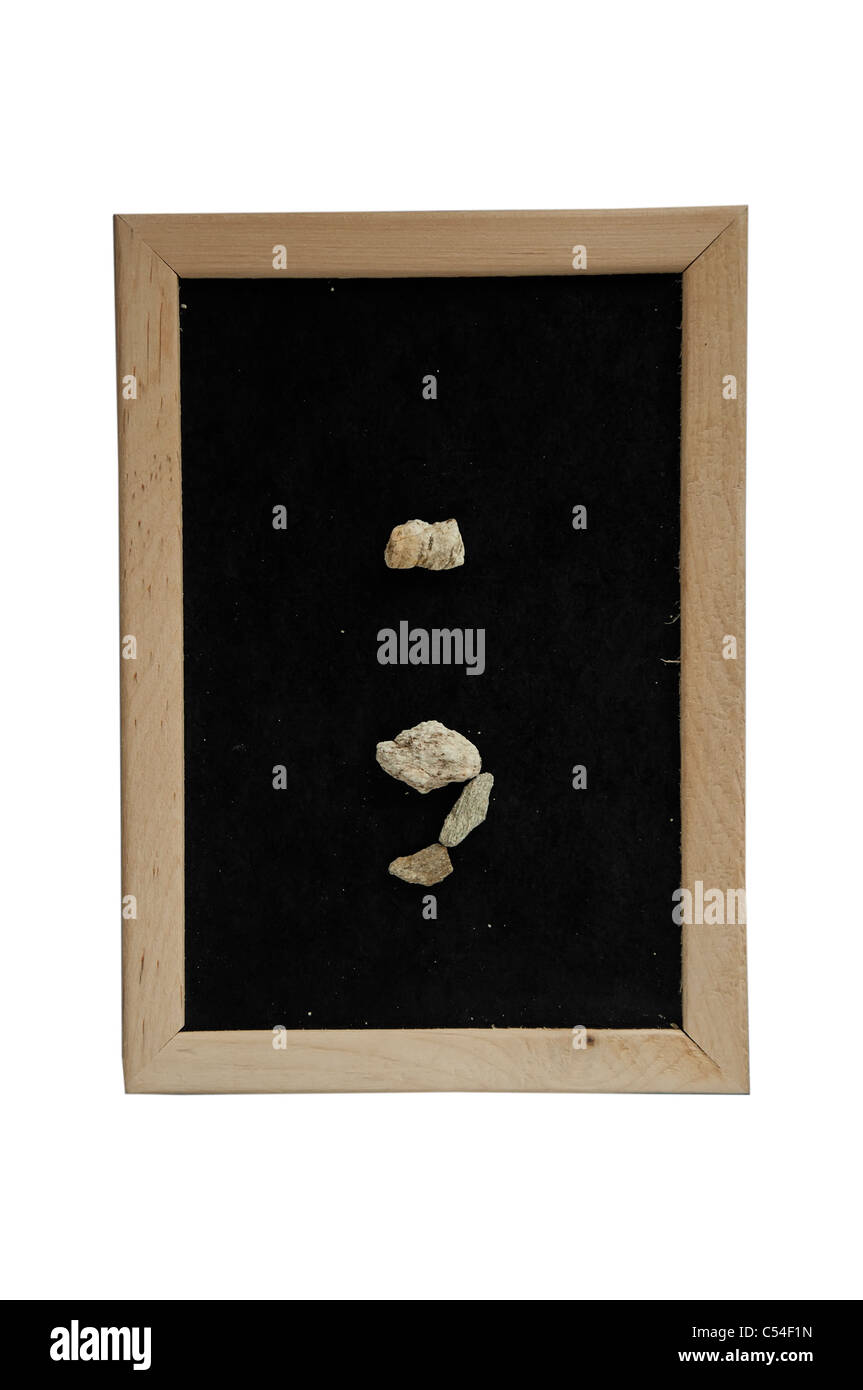 Punto e virgola in pietra su sfondo nero in frame. Foto Stock