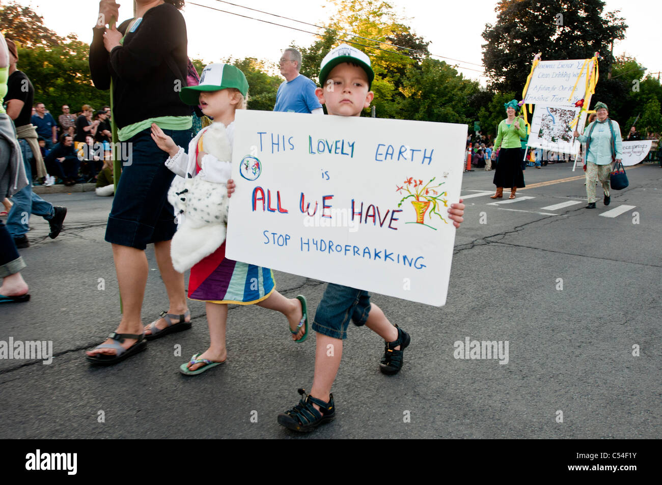 Fracking protesta durante Ithaca Festival 2011, bambino con segno, New York STATI UNITI D'AMERICA Foto Stock