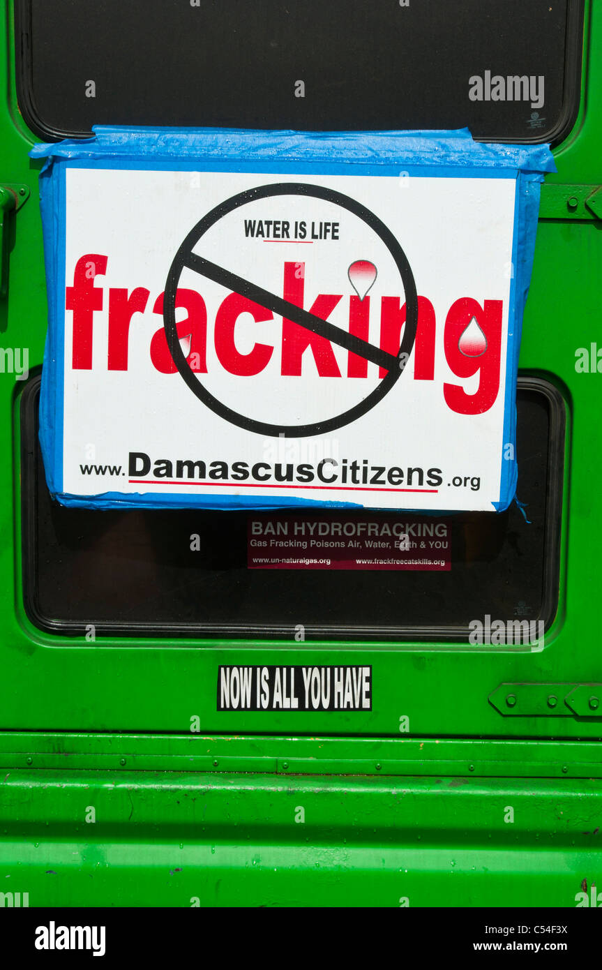 L'acqua è vita, anti fracking piastra sul verde auto, New York, Stati Uniti d'America Foto Stock