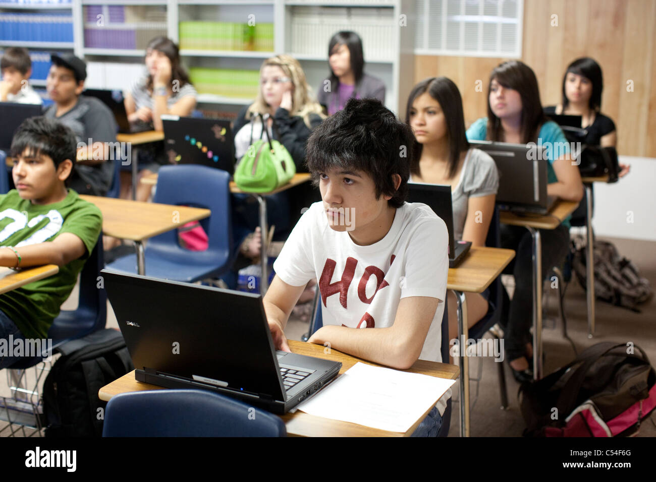 Gli studenti con computer portatili in alta scuola classroom in Texas Foto Stock