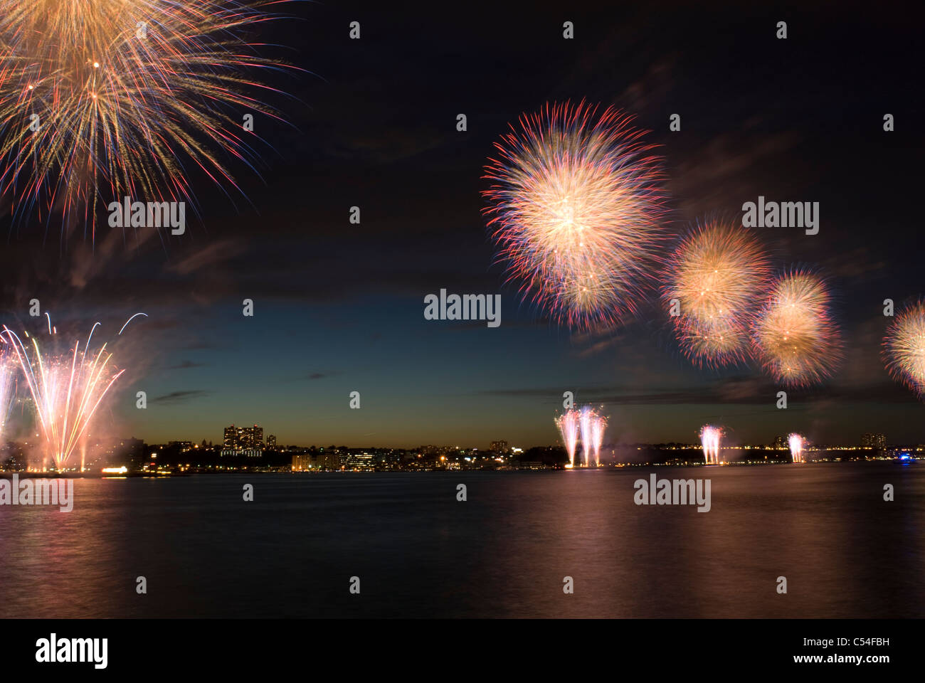 Macy's luglio 4th, 2011 mostra fuochi d'artificio sul fiume Hudson in New York City. © Craig M. Eisenberg Foto Stock