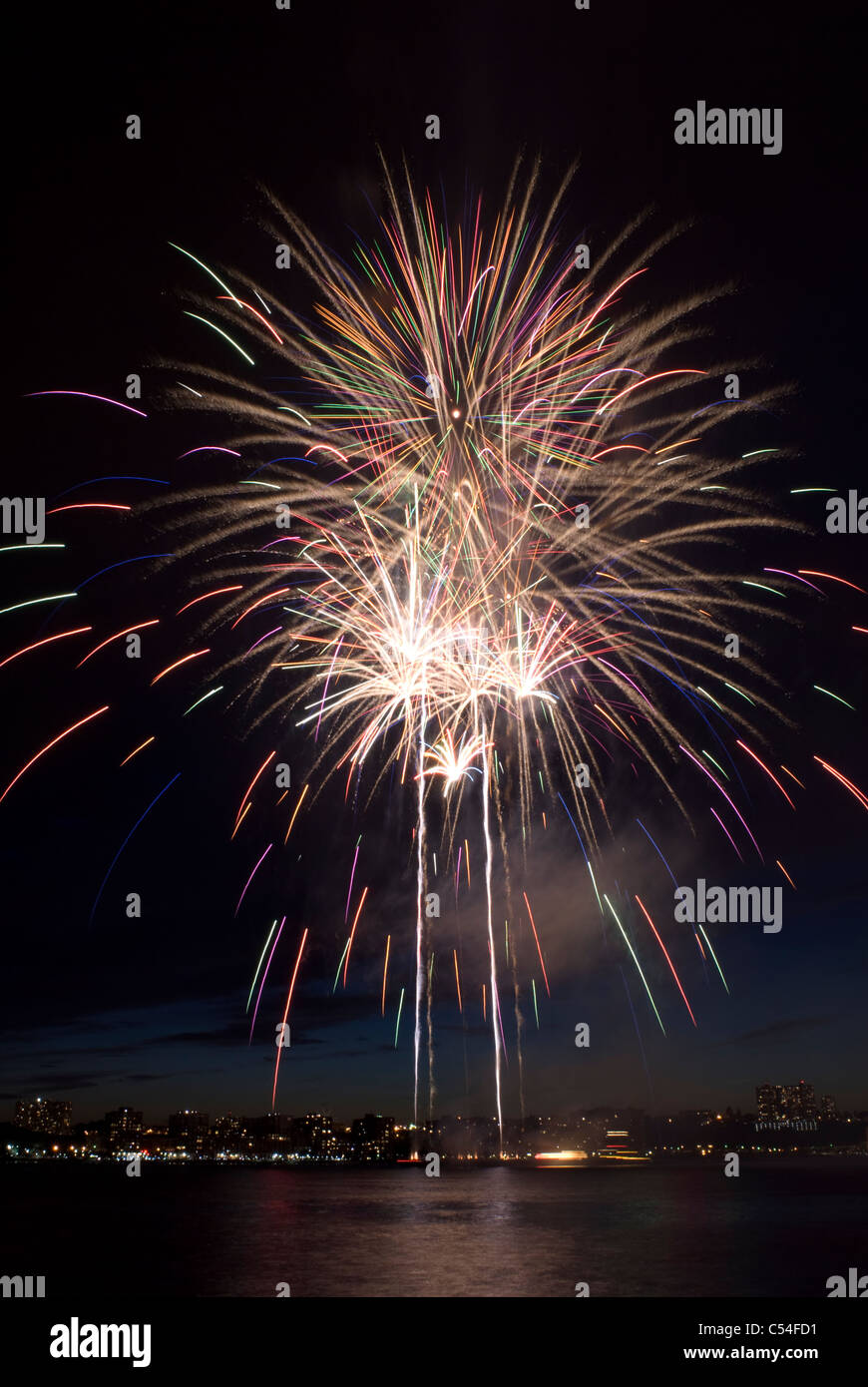 Spettacolare la cattura di Macy's luglio 4th, 2011 mostra fuochi d'artificio sul fiume Hudson in New York City. © Craig M. Eisenberg Foto Stock