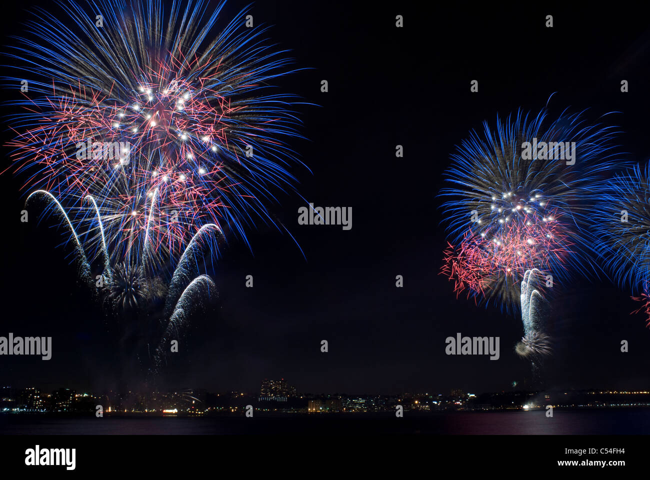 Annuale di Macy's 4 luglio 2011 mostra fuochi d'artificio sul fiume Hudson in New York City, Stati Uniti d'America. © Craig M. Eisenberg Foto Stock