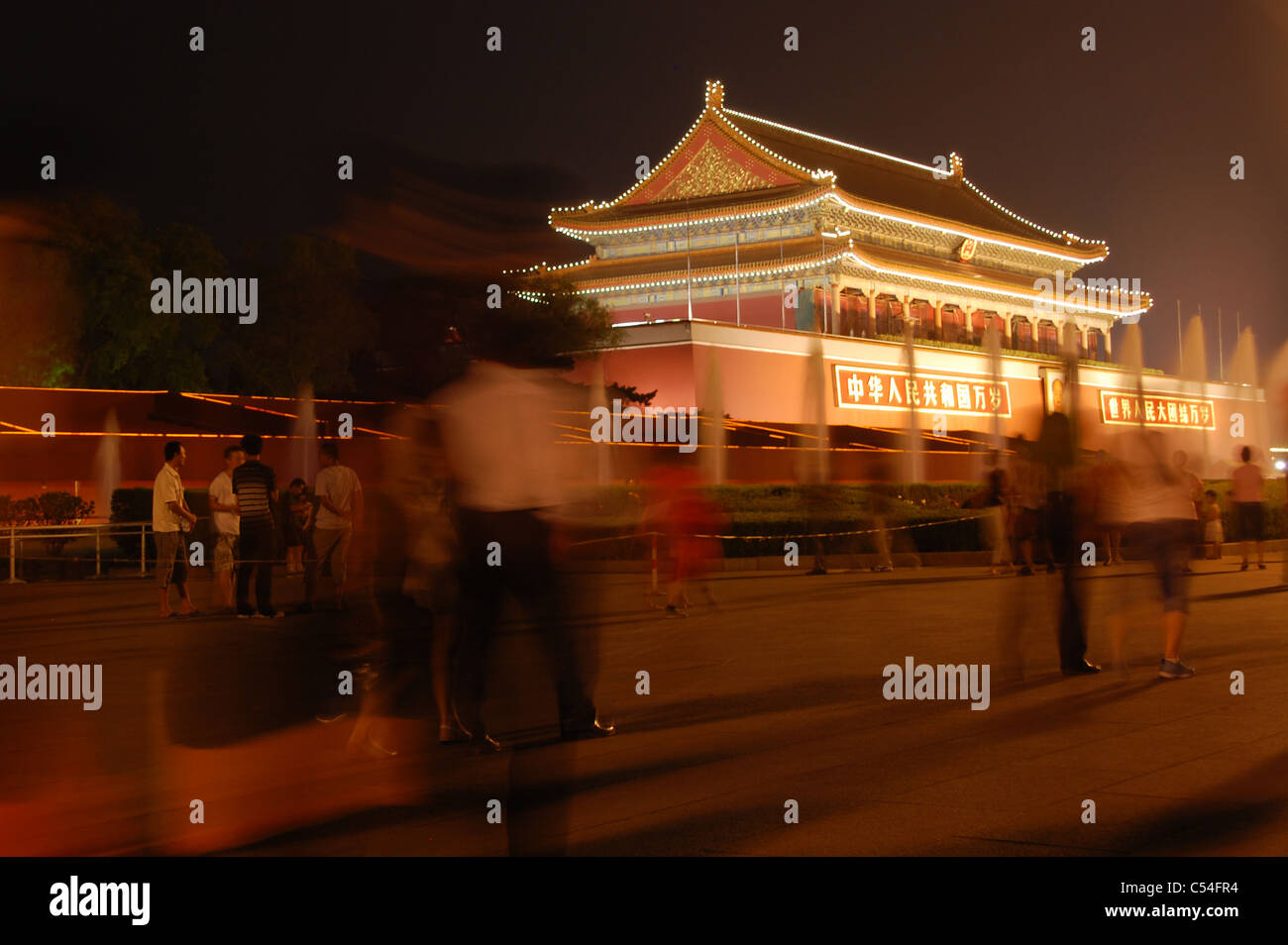 L'ingresso alla Città Proibita, illuminata di notte con motion blur corwds passato a piedi. Pechino CINA. Foto Stock