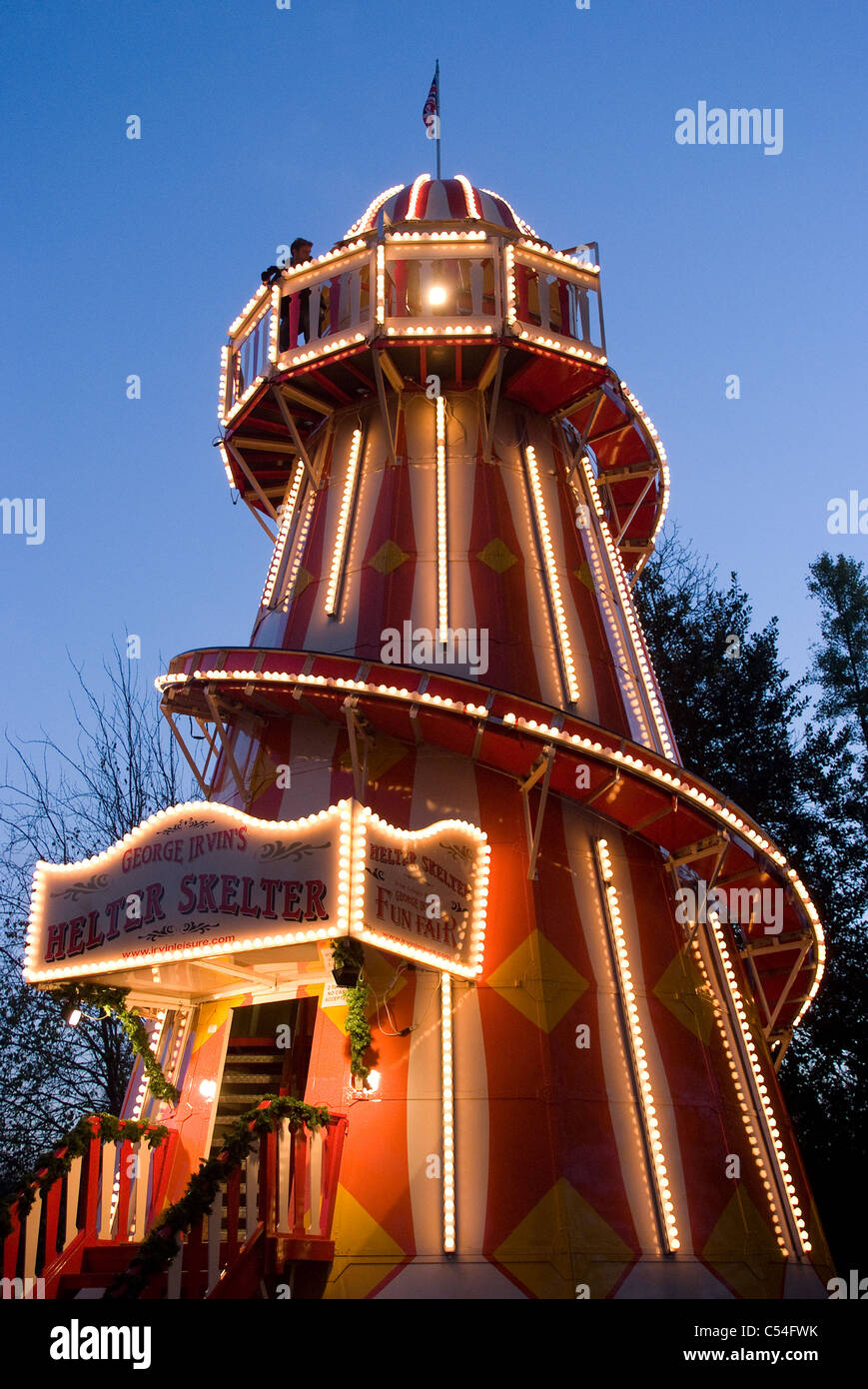 Helter Skelter, una delle corse a Winter Wonderland, annualmente una fiera di Natale e il parco divertimenti di Hyde Park di Londra, Inghilterra Foto Stock