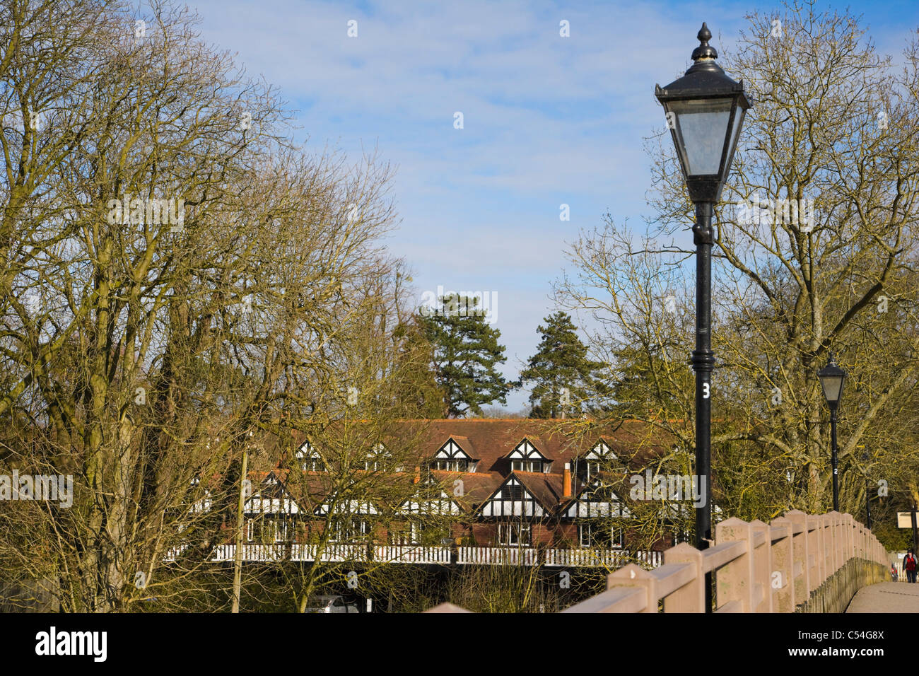 Il Boathouse chirurgia dentale da Goring e Streatley Bridge, Goring on Thames, Oxfordshire, England, Regno Unito Foto Stock