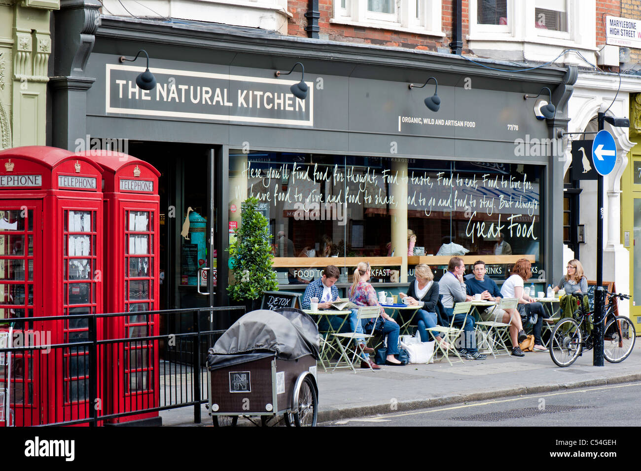 Il cafe bar che serve cibo organico su Marylebone High Street, W1, London, Regno Unito Foto Stock