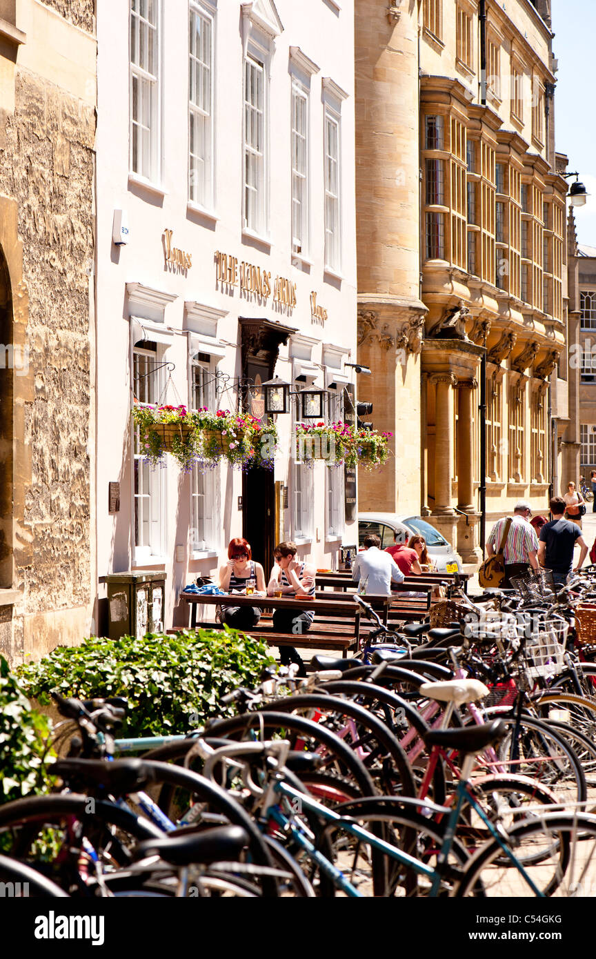 Cicli per angolo pub, Oxford, Oxfordshire, Regno Unito Foto Stock