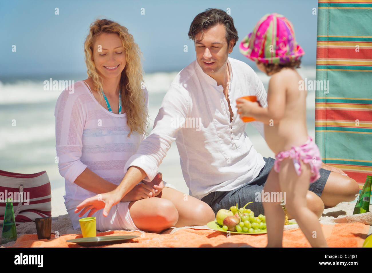 La famiglia felice sulla spiaggia Foto Stock