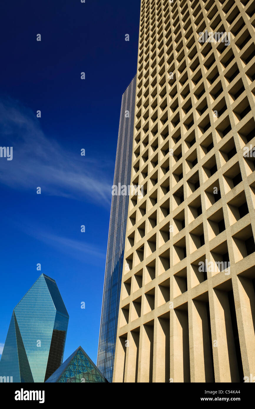 0ld-stile ufficio rettangolare edificio con pattern ripetitivo sulla sua facciata in netto contrasto con un edificio moderno. Foto Stock