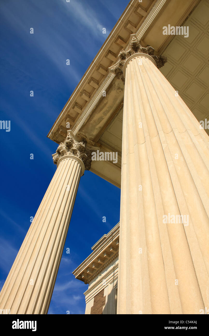 Due colonne corinzie in prospettiva contro il cielo blu. Foto Stock