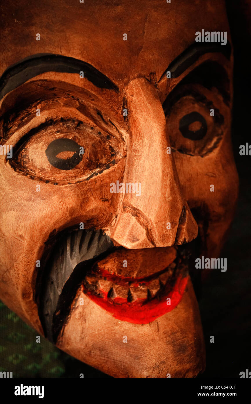 Intagliati a mano la maschera di legno dell'uomo con grandi baffi e occhi espressivi. Foto Stock