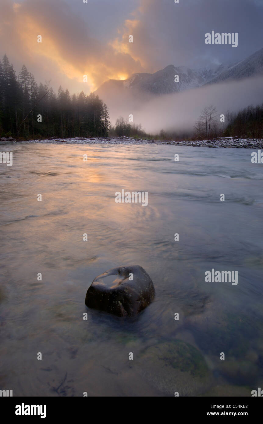 Tramonto sulla forcella del nord fiume Skykomish, Mount Baker-Snoqualmie Foresta Nazionale, Washington, Stati Uniti d'America Foto Stock