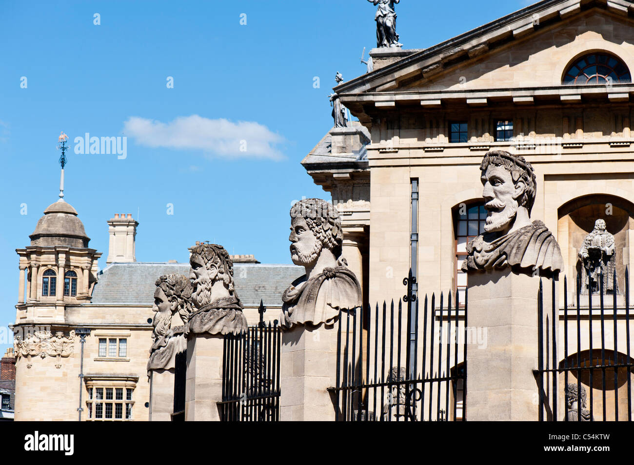 Sculture fuori Sheldonian Theatre, Oxford, Oxfordshire, Regno Unito Foto Stock