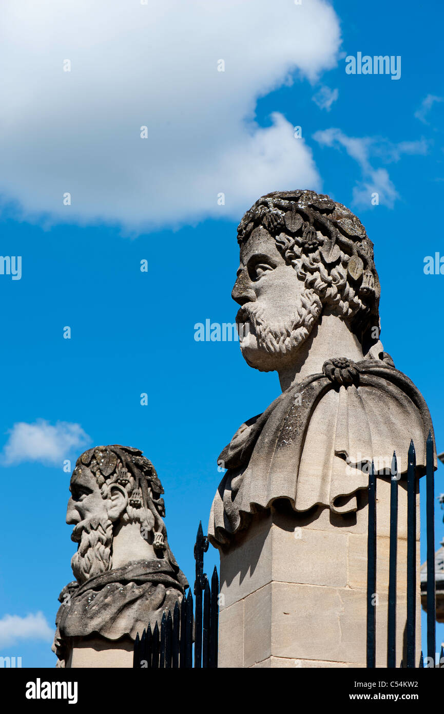 Sculture fuori Sheldonian Theatre, Oxford, Oxfordshire, Regno Unito Foto Stock