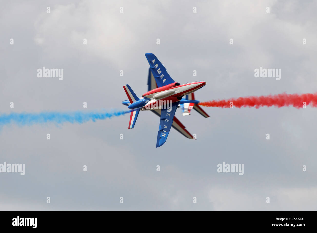 La Dornier/ Dassault getti alfa del francese AF team display "Patrouille de France " in un cross over volare oltre Foto Stock