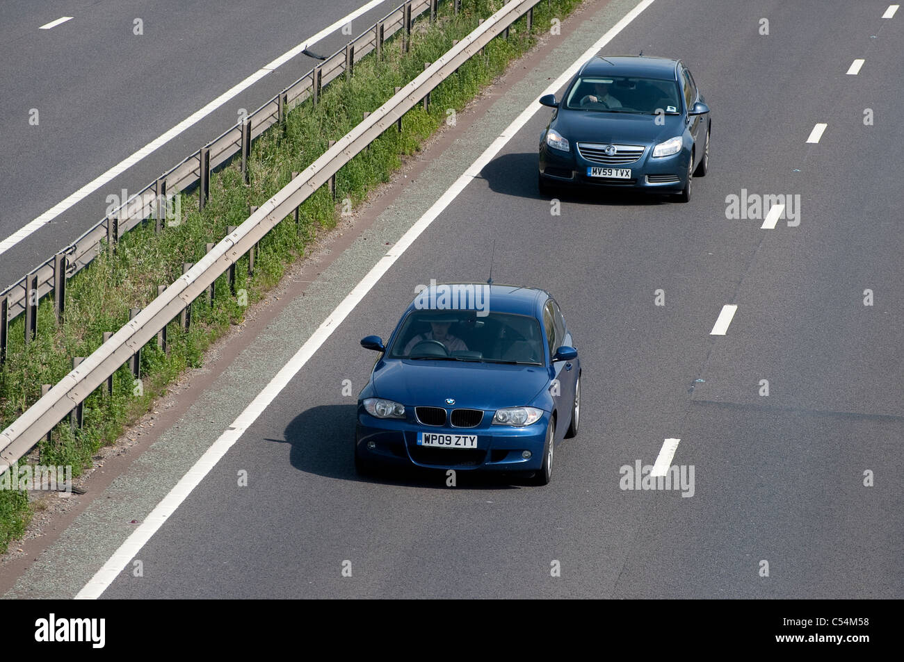 Le vetture che viaggiano a velocità troppo vicini gli uni agli altri nella corsia esterna di una strada a doppia carreggiata in Inghilterra. Foto Stock