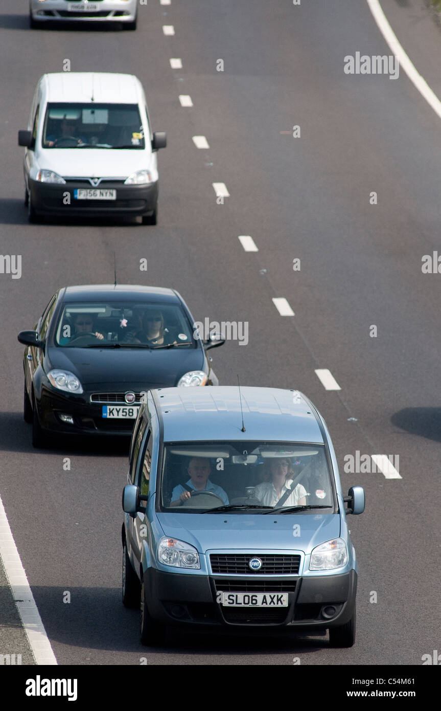 Le vetture che viaggiano a velocità troppo vicini gli uni agli altri nella corsia esterna di una strada a doppia carreggiata in Inghilterra. Foto Stock