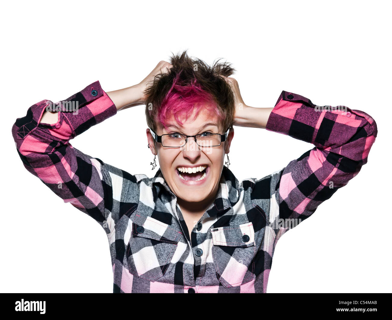 Ritratto di una donna arrabbiato tirando i suoi capelli in frustrazione in studio bianco su sfondo isolato Foto Stock