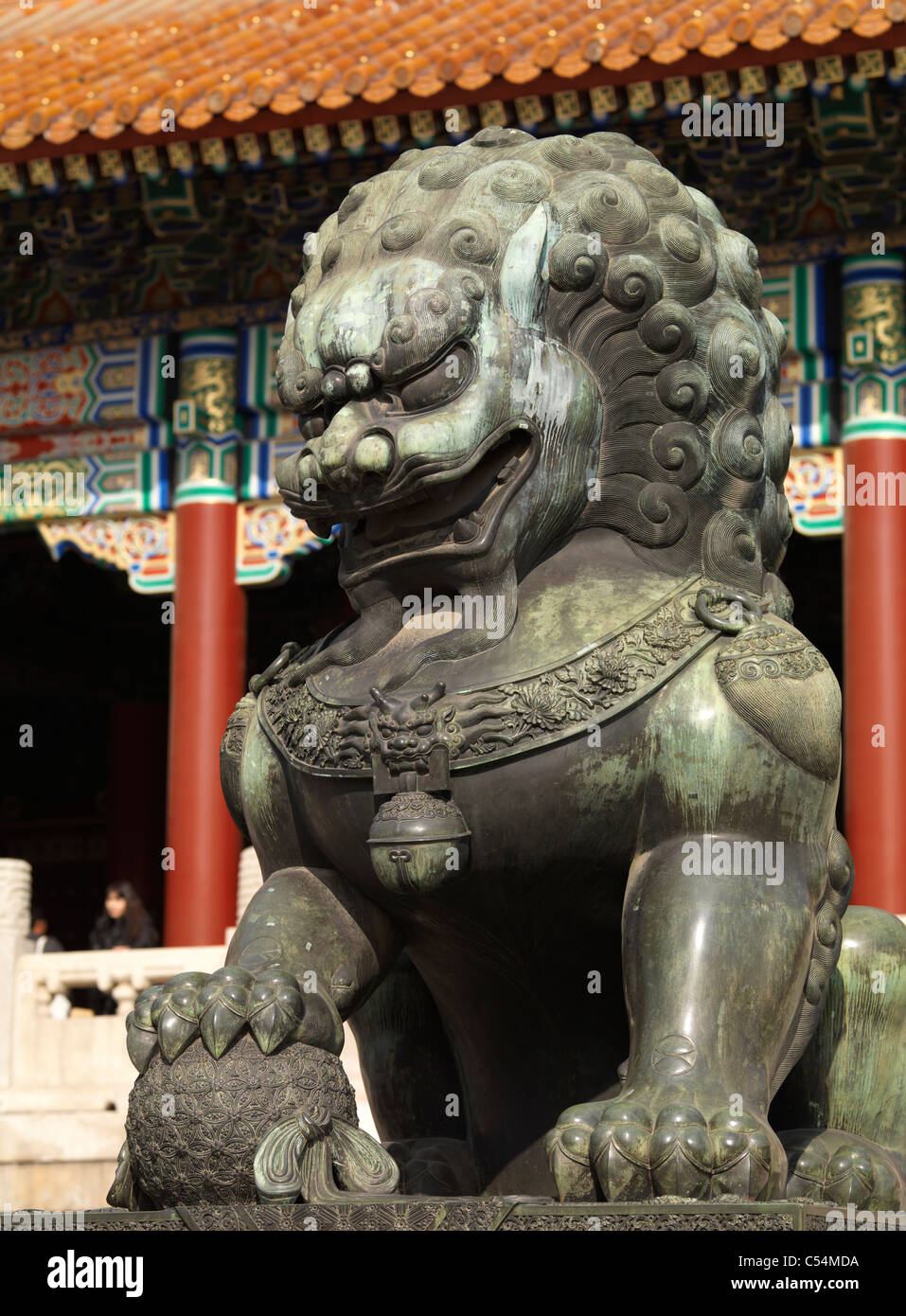 Custode cinese i Lions in un palazzo della Città Proibita di Pechino, Cina Foto Stock
