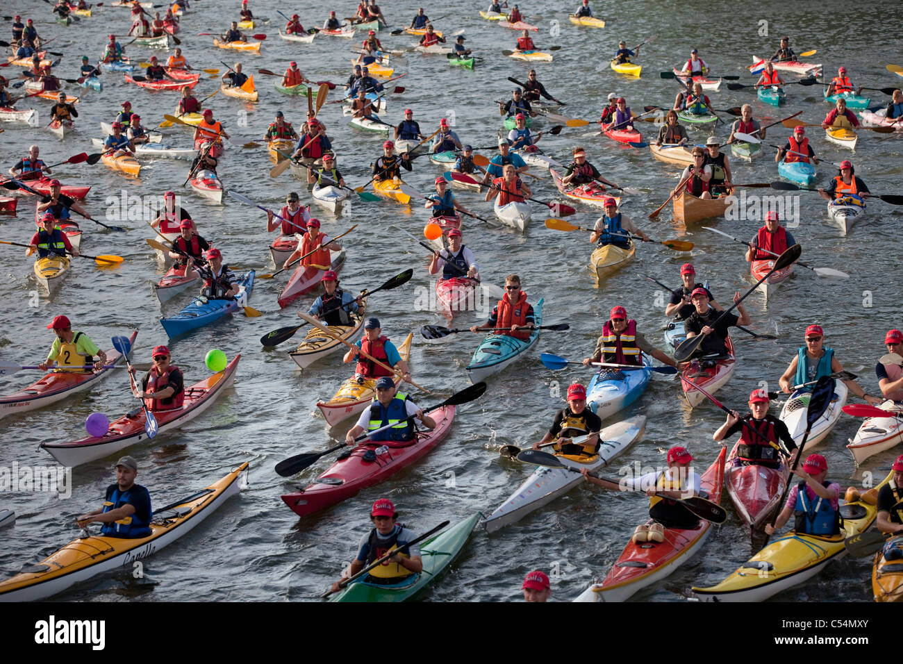 I Paesi Bassi, Amsterdam, evento di vela vela, celebrato ogni 5 anni. SAIL-2010. Un gruppo di persone in kayak. Foto Stock