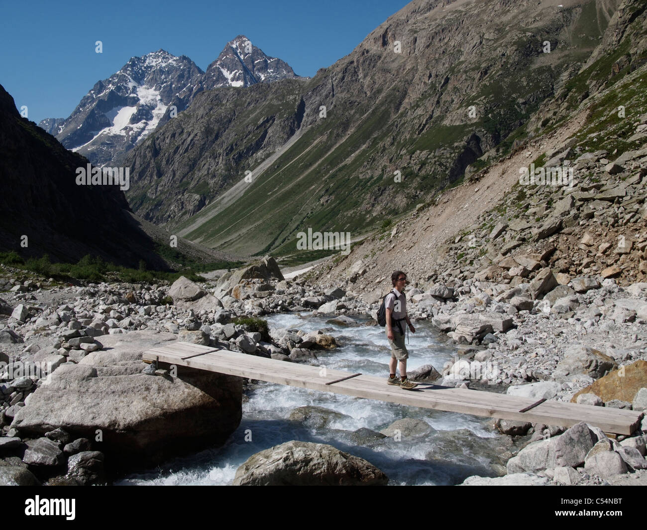 Attraversando il ponte a nord de La Bérarde, parco nazionale degli Ecrins, sulle Alpi francesi Foto Stock