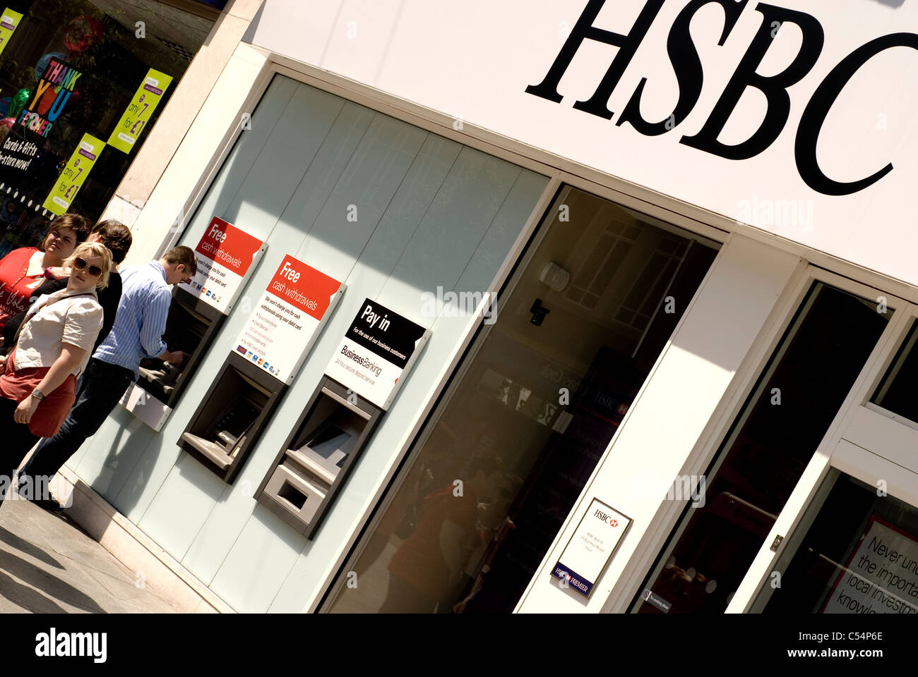 HSBC high street bank frontale con le macchine di contanti e persone Foto Stock