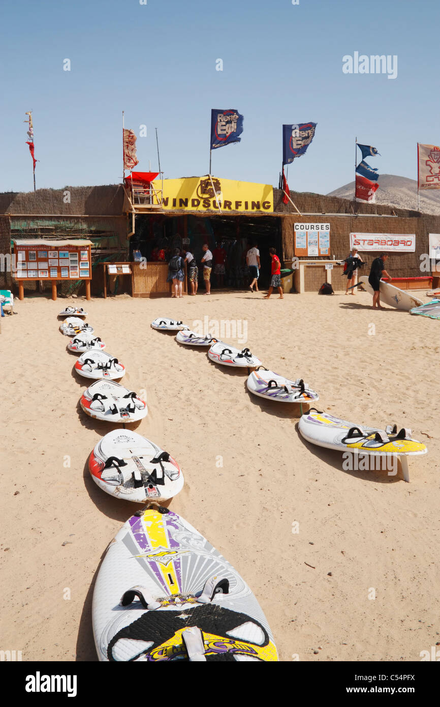 Centro windsurf sulla spiaggia di Sotavento, Jandia, Fuerteventura, Isole Canarie, Spagna Foto Stock
