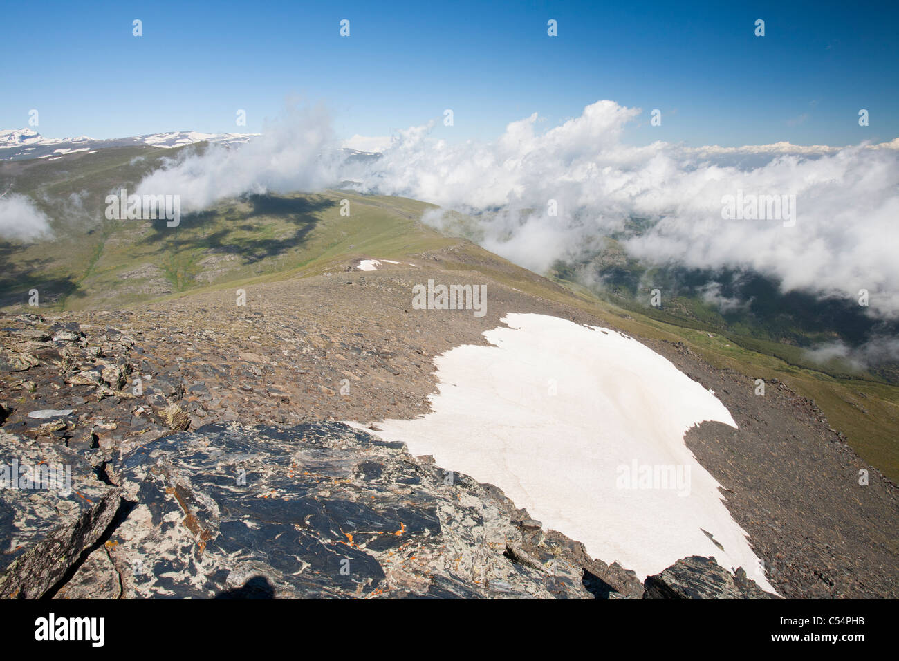Il cambiamento climatico sta portando alla precedente fusione della neve di primavera sulle montagne della Sierra Nevada della Spagna meridionale. Foto Stock