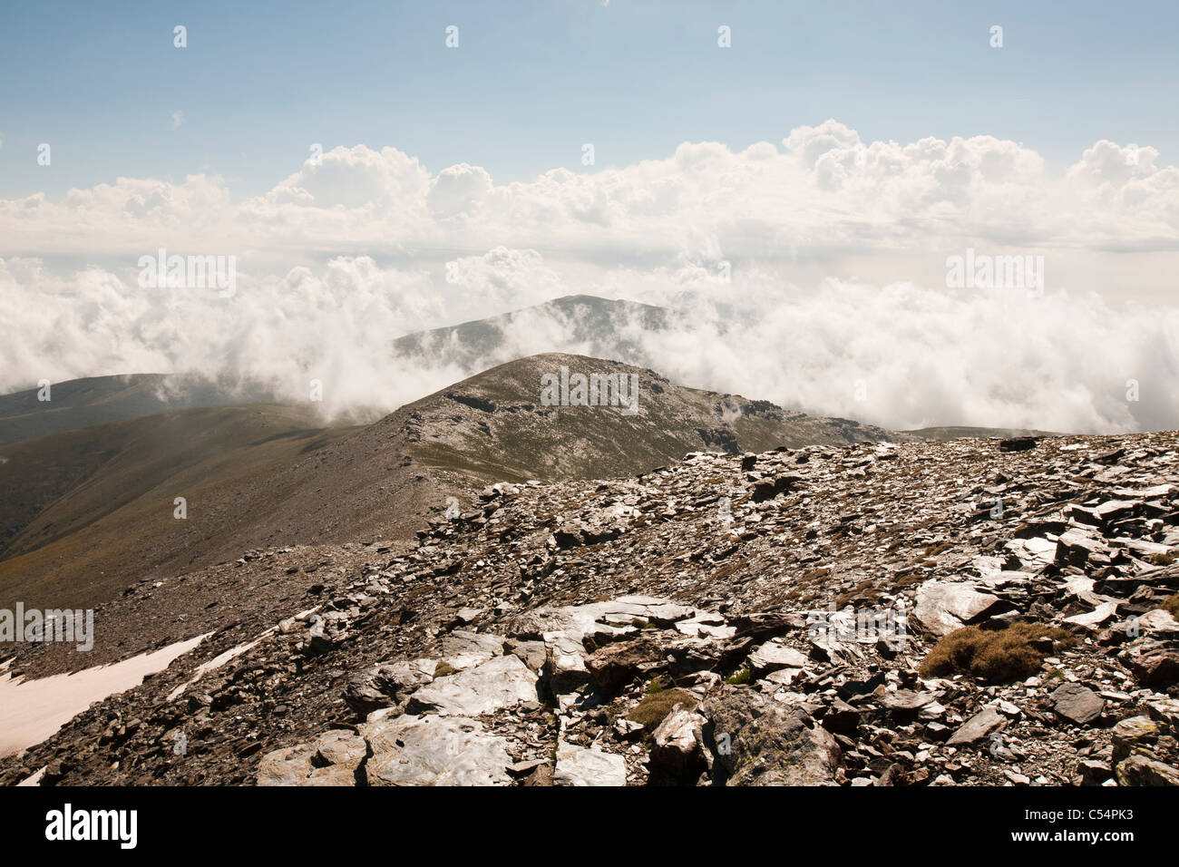 Il cambiamento climatico sta portando alla precedente fusione della neve di primavera sulle montagne della Sierra Nevada della Spagna meridionale Foto Stock