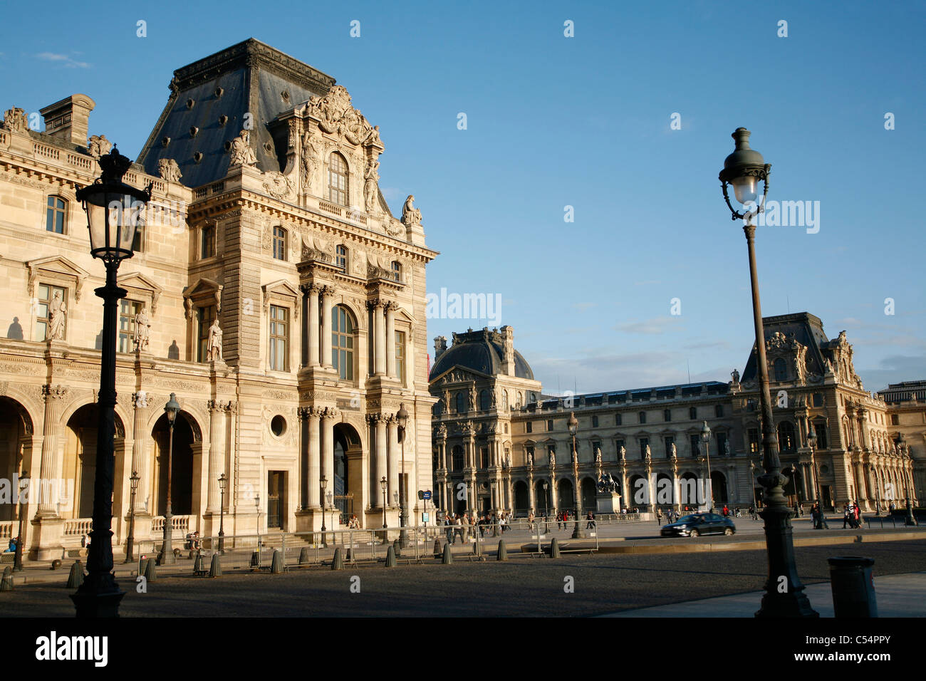 Parigi - Louvre nella luce del tramonto Foto Stock