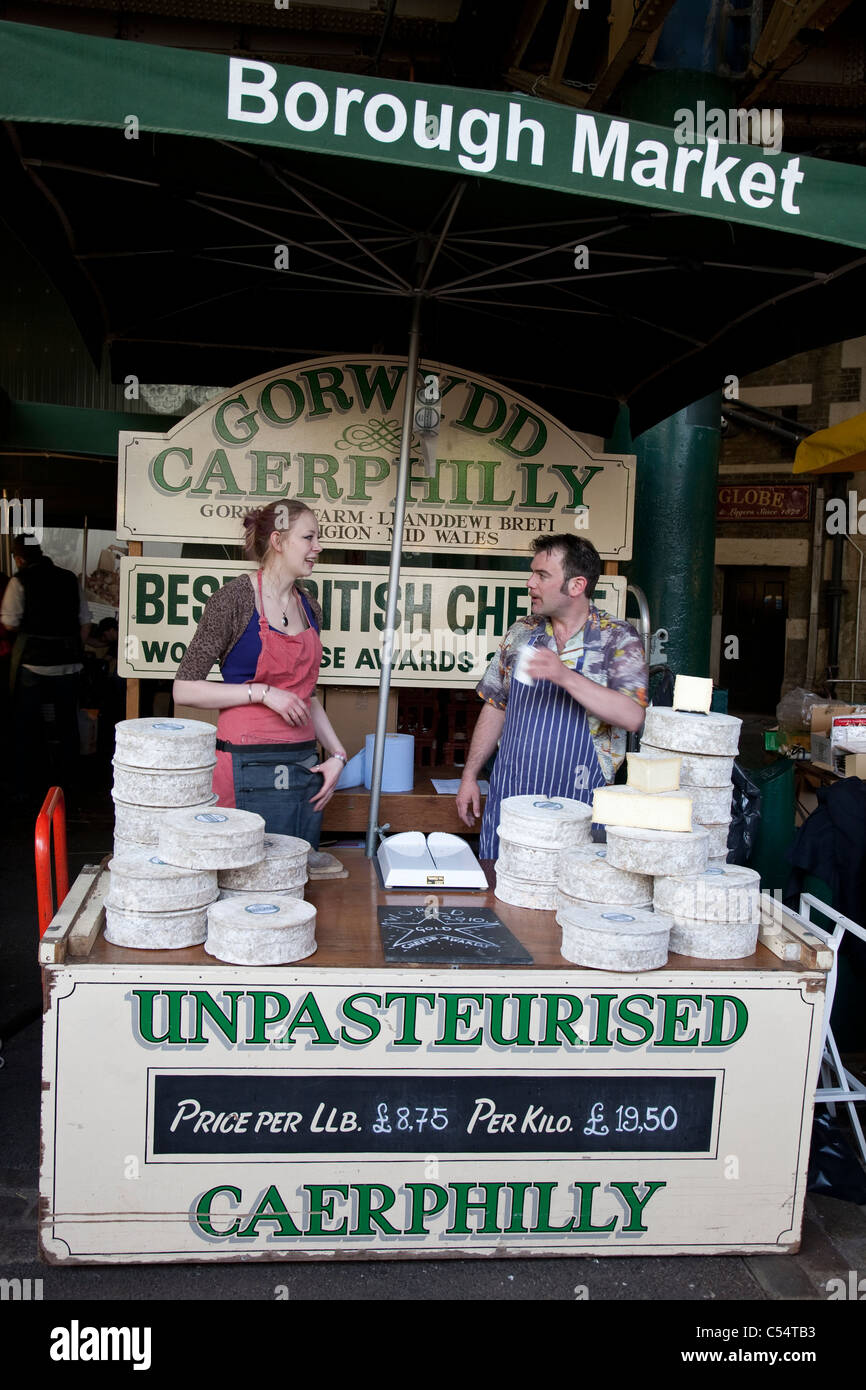 Pressione di stallo di formaggio nel mercato di Borough, London, Regno Unito Foto Stock