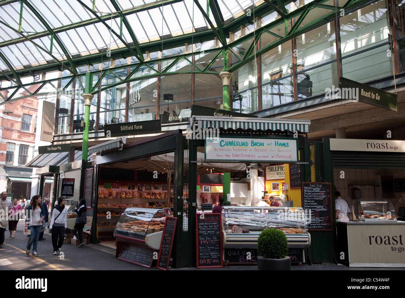 People Shopping nel mercato di Borough, Londra Foto Stock