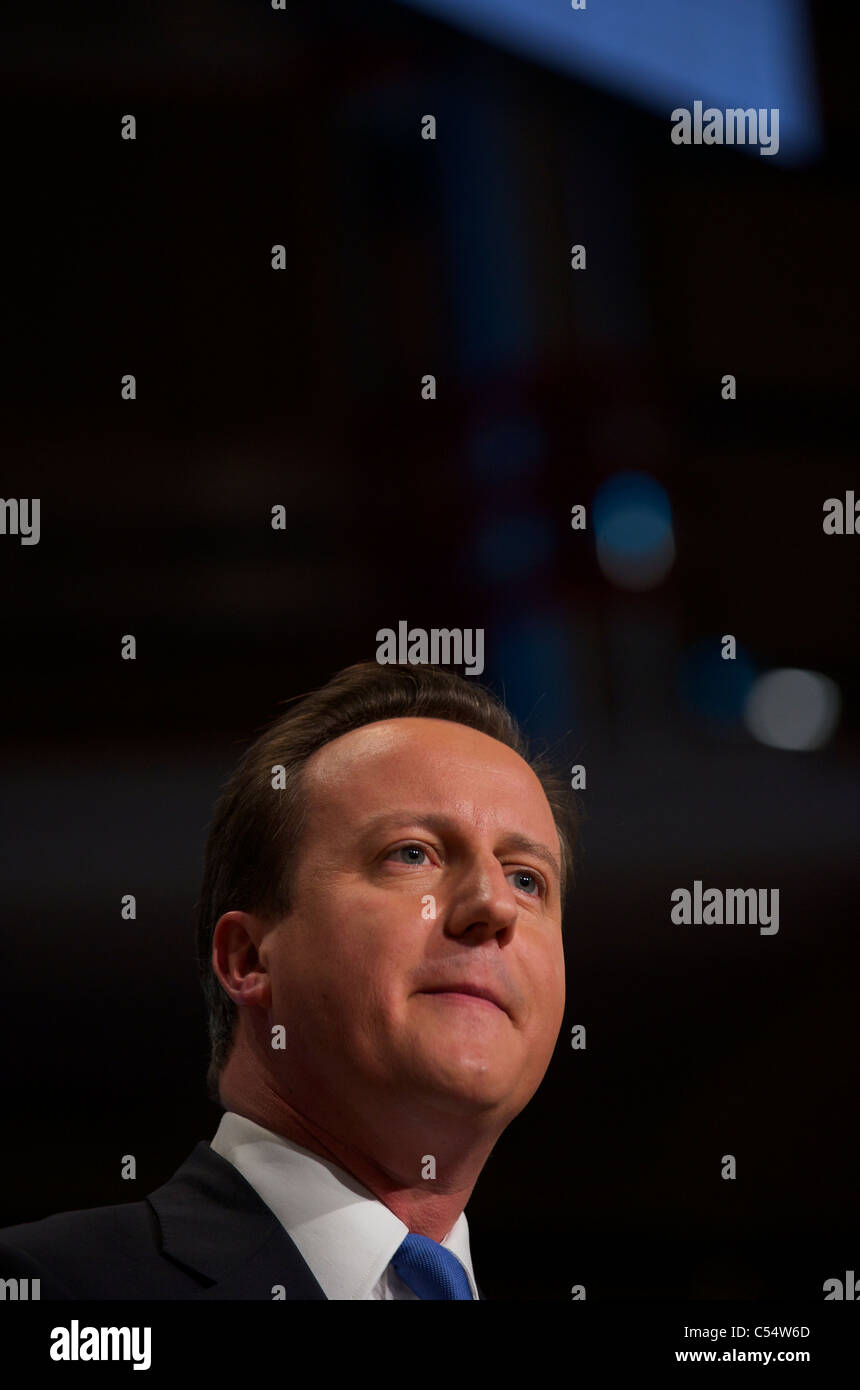 Primo Ministro britannico David Cameron offre il suo discorso ai delegati sui conservatori conferenza di partito. Foto Stock