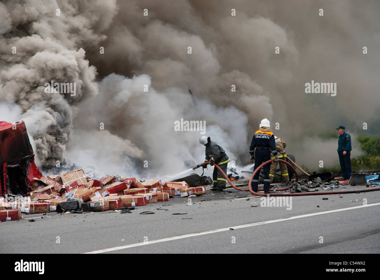 I vigili del fuoco spegnere il fuoco a causa del camion della collisione sulla strada federale tra Mosca e San Pietroburgo. La Russia Foto Stock