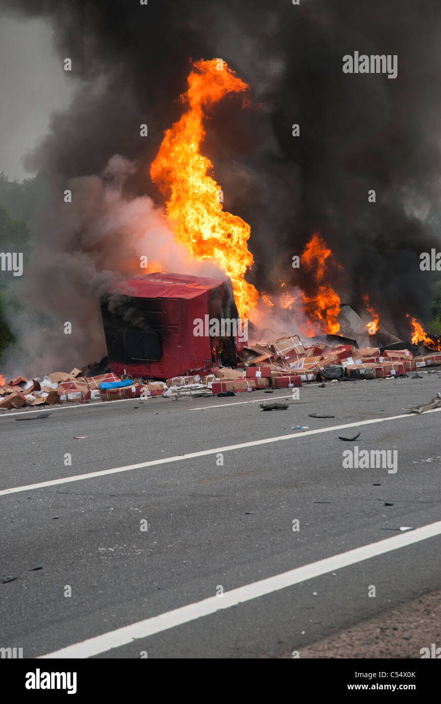 Incendio a causa del camion della collisione Foto Stock