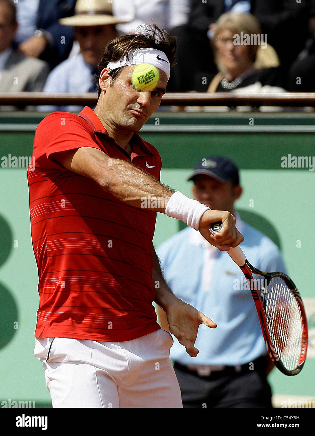 Roger Federer in azione contro il numero uno al mondo e difendendo il campione Rafael Nadal nella finale degli Open di Francia al Roland G Foto Stock