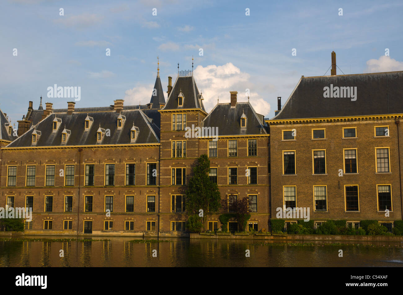 Binnenhof complesso palazzo dal lago Hofvijver Den Haag l'Aia provincia di South Holland Olanda Europa Foto Stock