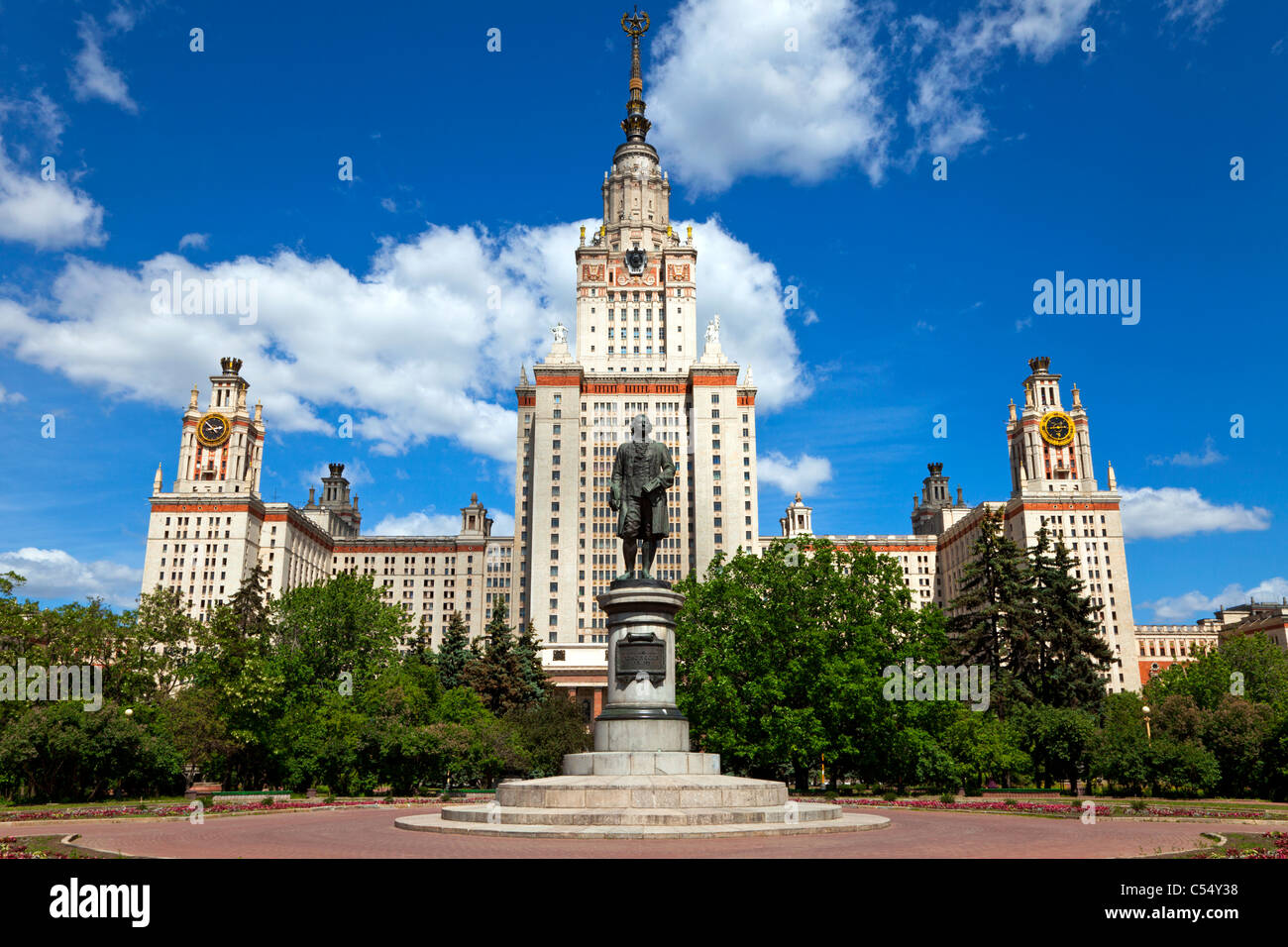 Lomonosov monumento all'edificio principale dell'Università Statale di Mosca. Mosca, Russia. Foto Stock