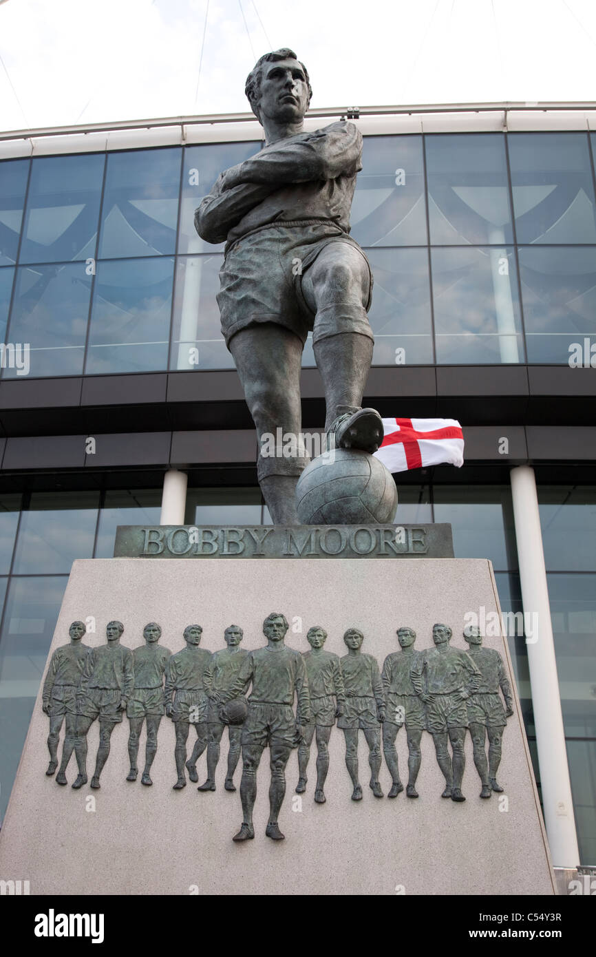 Bobby Moore statua allo Stadio di Wembley, London, Regno Unito Foto Stock