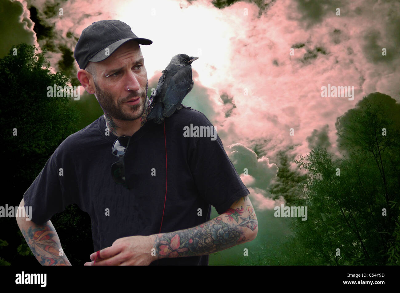 Uno strano uomo con un uccello appollaiato sulla sua spalla. Foto Stock