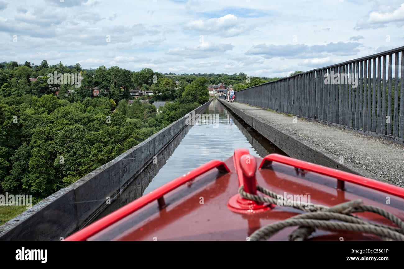 Viaggiando lungo l Acquedotto Pontcysyllte in barca sul canale. Foto Stock