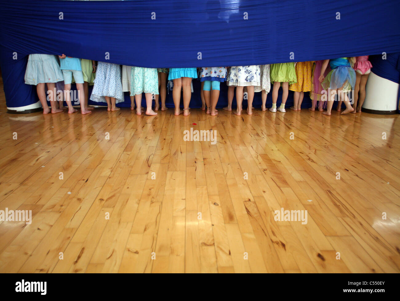 I bambini si nasconde dietro una cortina di blu Foto Stock