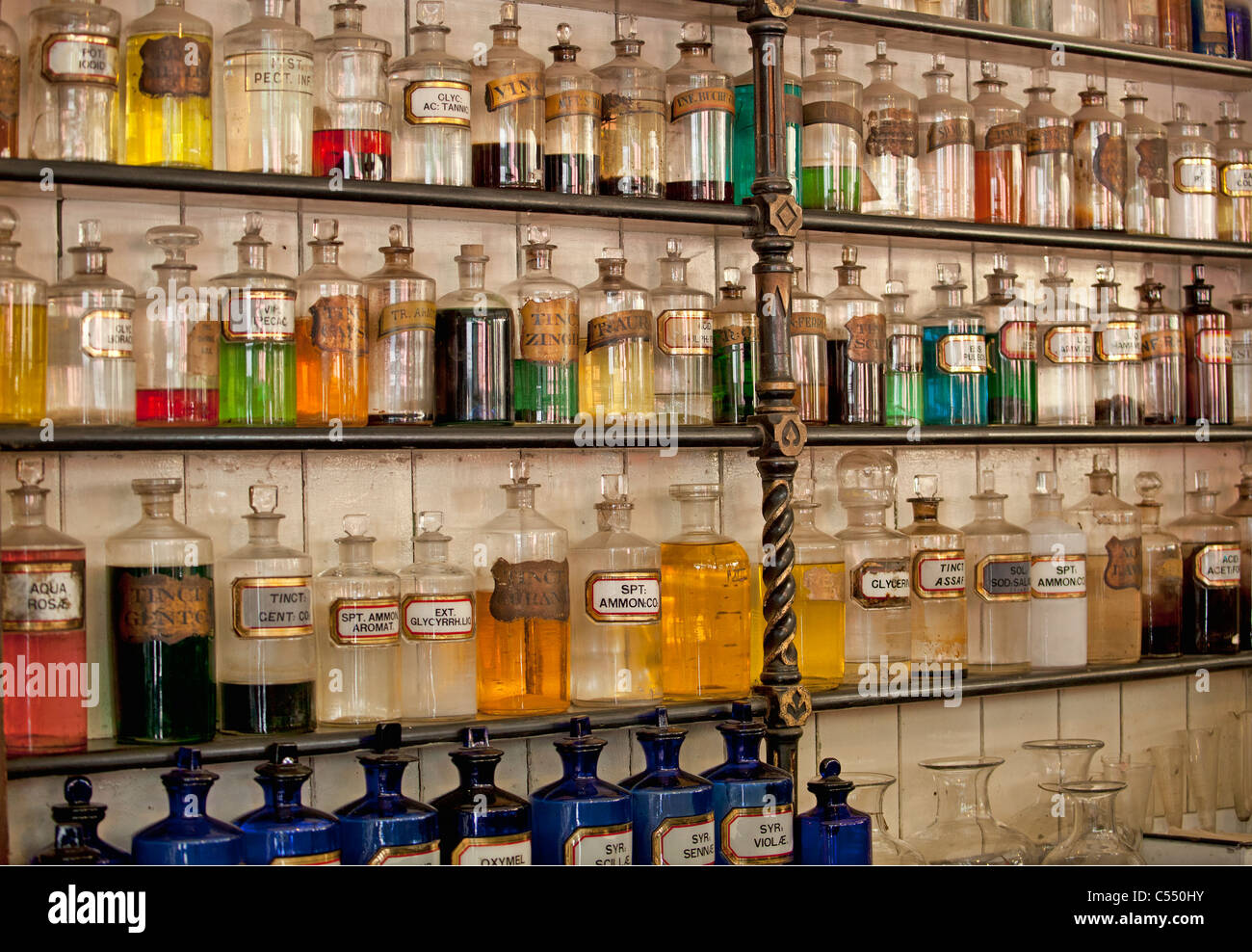 Victorian farmacia situata in collina Blist città museo nello Shropshire, Regno Unito. Foto Stock