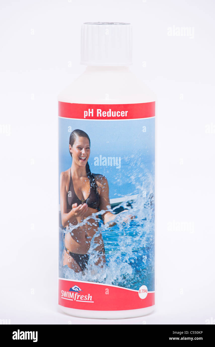 Una bottiglia di Swimfresh riduttore di pH per il trattamento di una piscina su sfondo bianco Foto Stock