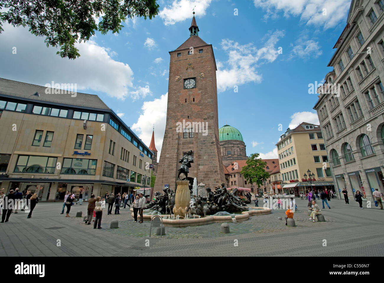 Brunnen Ehekarussell Am weissen Turm in der Altstadt fontana ben presso la torre bianca nella città vecchia Foto Stock