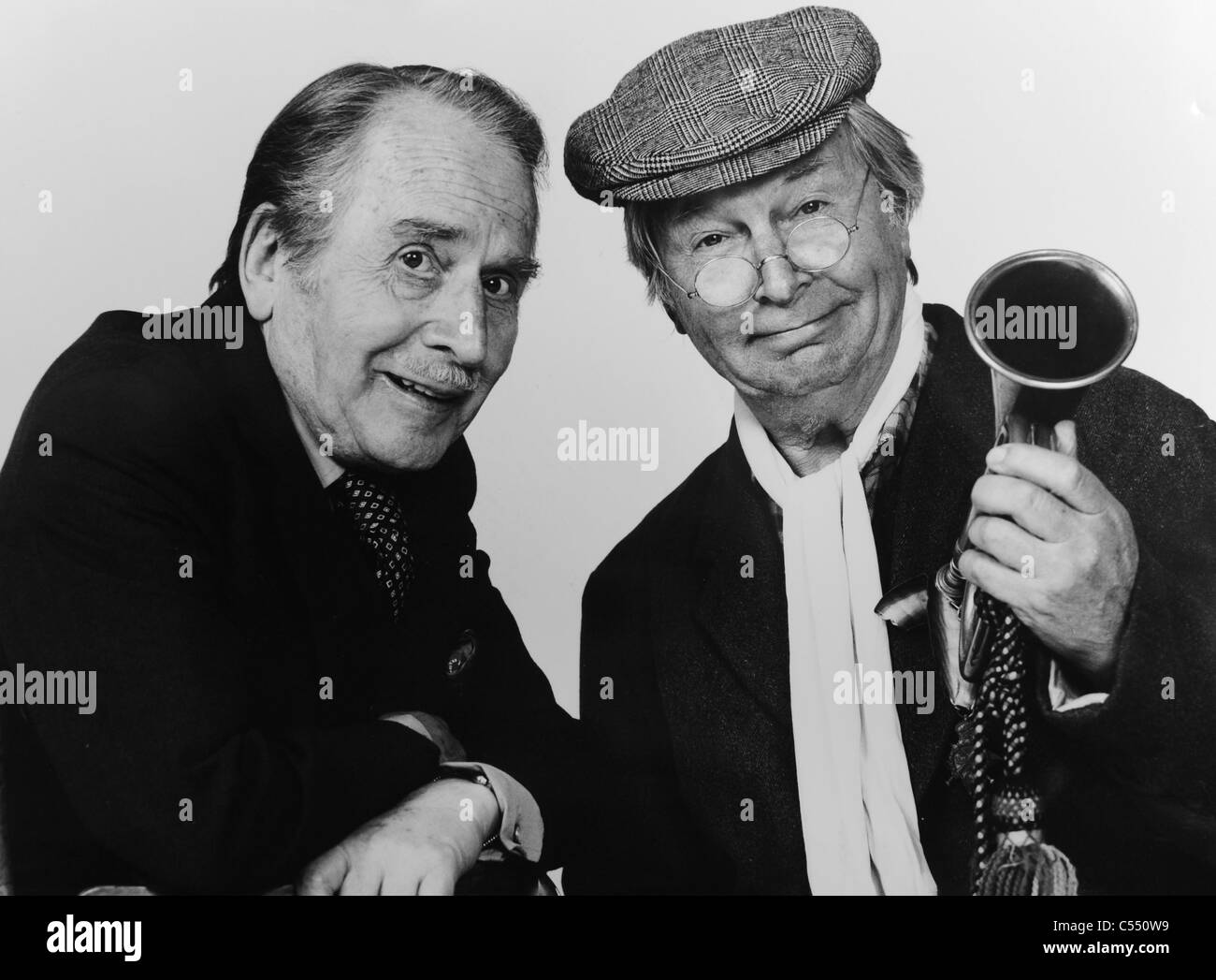 Animatori e attori Leonard Sachs (sinistra) e Clive Dunn fotografato negli anni ottanta Foto Stock