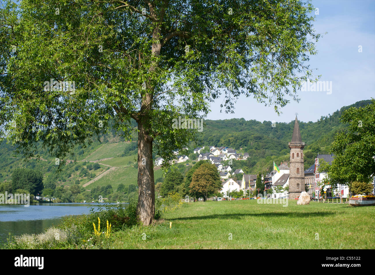 Fiume Moselle e la città di Hatzenport, Renania-Palatinato, Germania Foto Stock