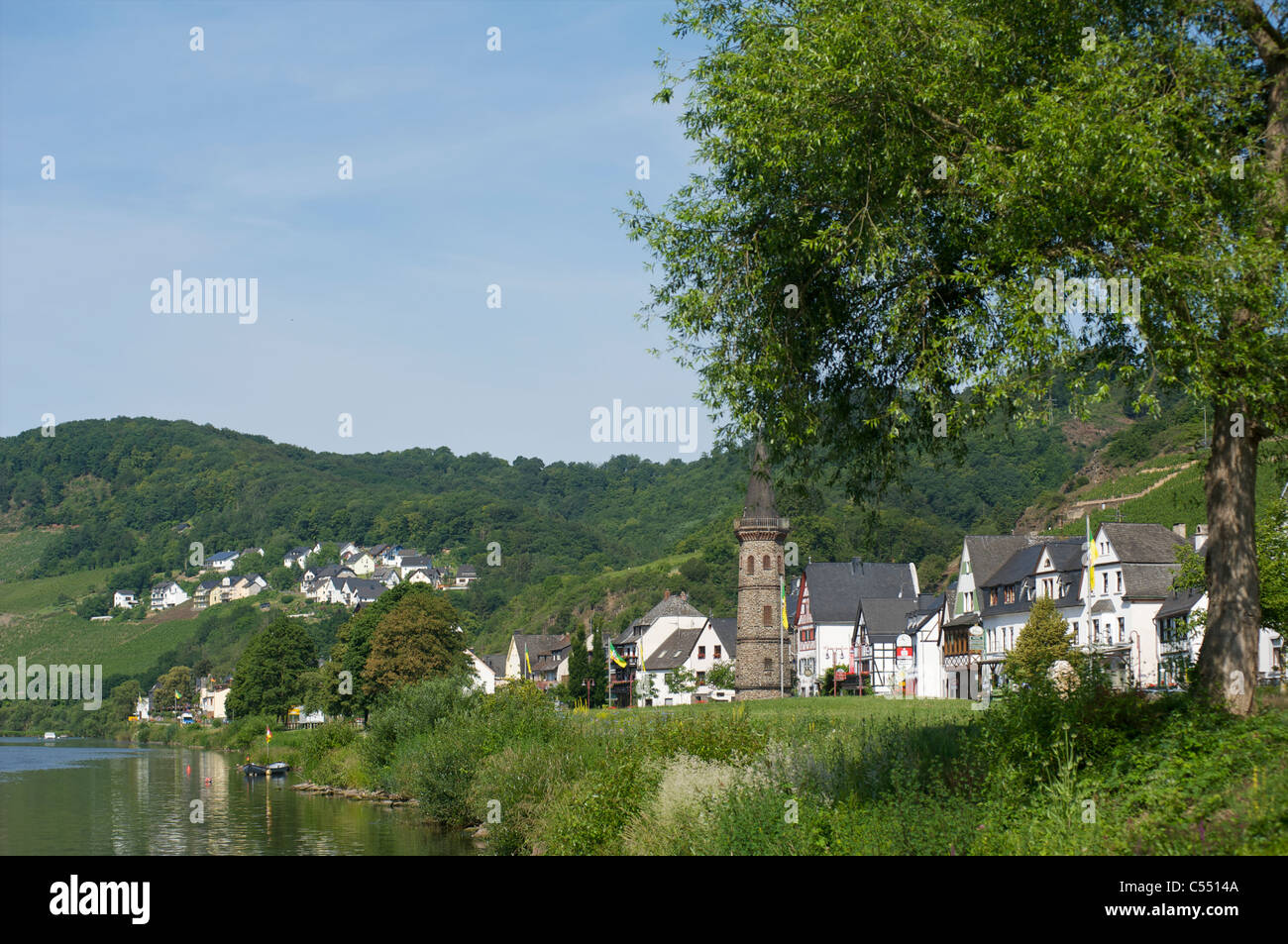 Fiume Moselle e la città di Hatzenport, Renania-Palatinato, Germania Foto Stock